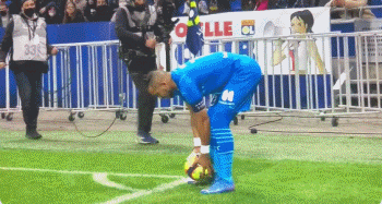 前利物浦后卫马蒂普退役后首亮相，现身沙尔克04广告