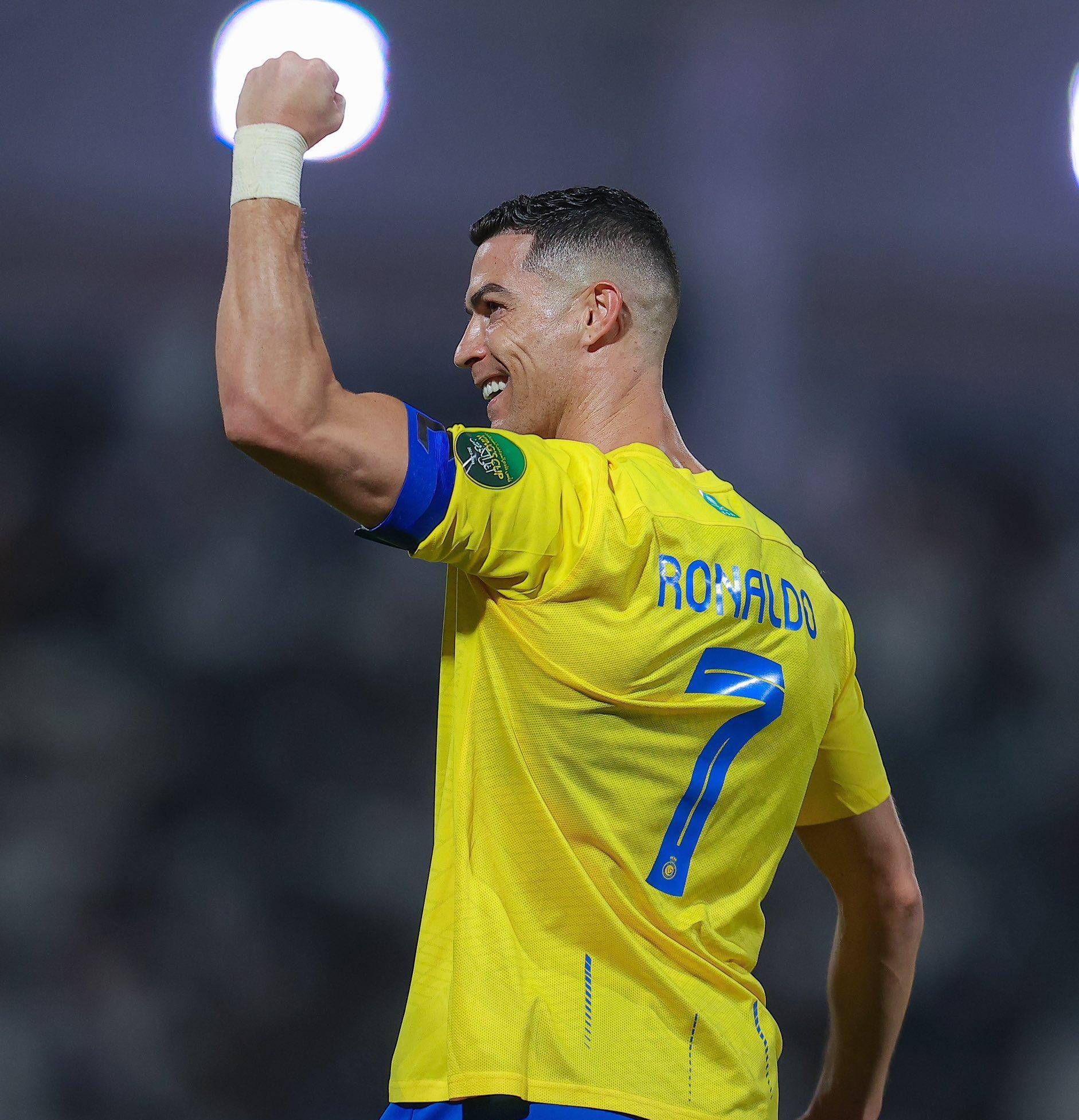 躺着进球，热那亚前锋科隆博在倒地情况下一脚完成破门（倒地卧射破门，热那亚前锋科隆博一脚建功）