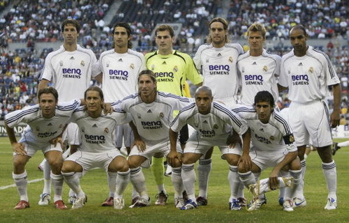 海港举办赛季总结会，王燊超乘直升机带冠军奖杯入场（海港赛季总结会：王燊超乘直升机捧杯亮相）