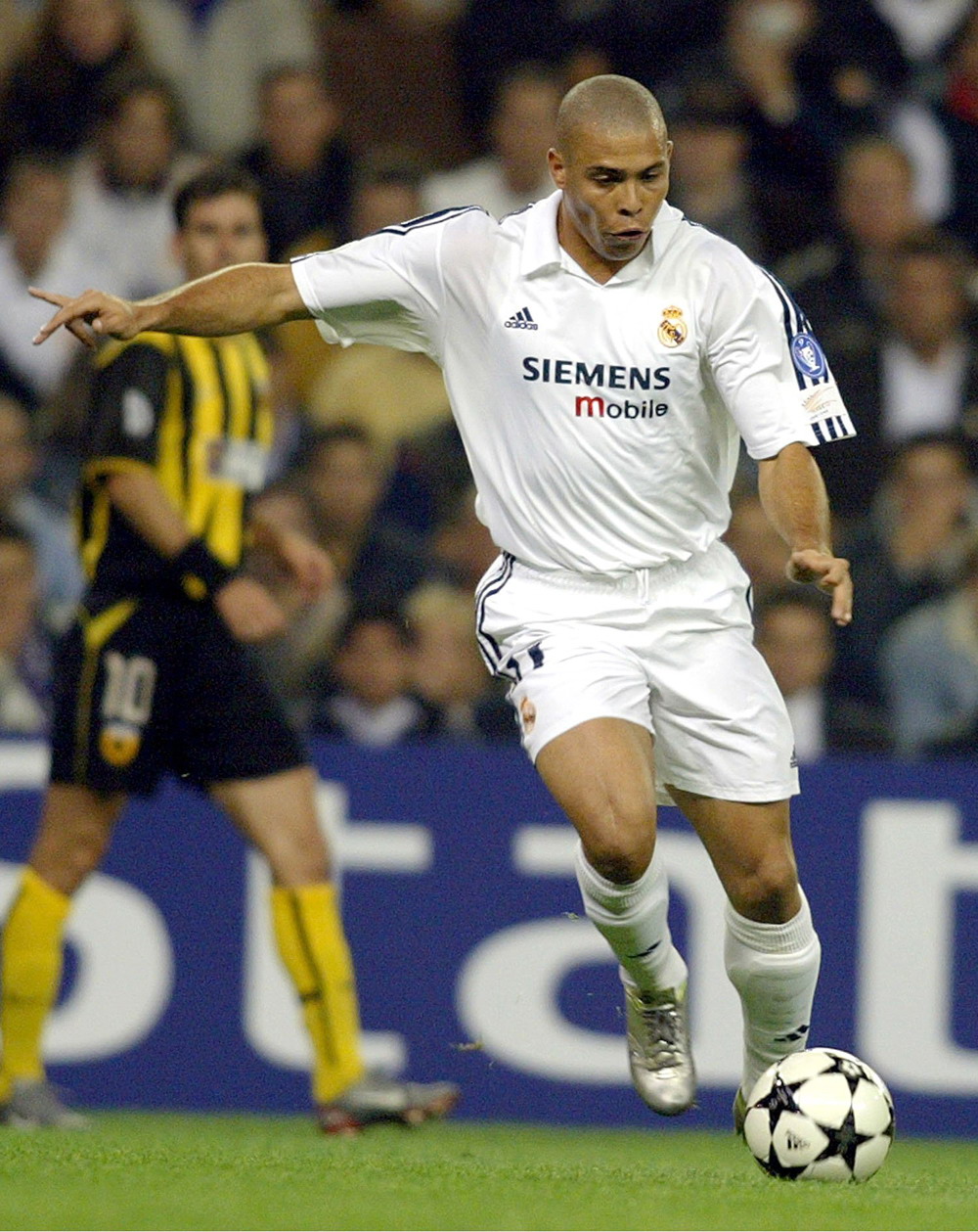 麦卡利斯特：我们站在球队这边，希望萨拉赫能够尽快归来（麦卡利斯特：支持全队，盼萨拉赫早日回归）