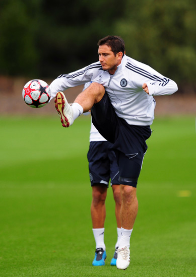 欧冠积分榜分析：小组晋级形势紧张,（欧冠形势解读：各组出线竞争白热化）