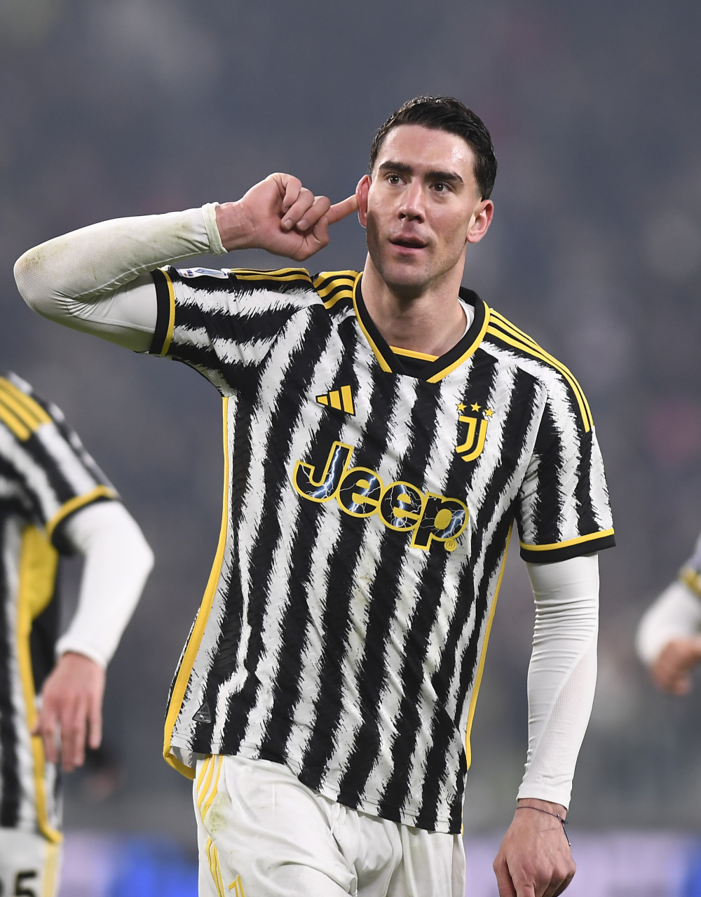 贴脸开大！祖巴茨罚球时，老鹰主场球迷高喊“保罗在哪里？”（祖巴茨走上罚球线，老鹰主场齐声高喊：“保罗在哪？”）