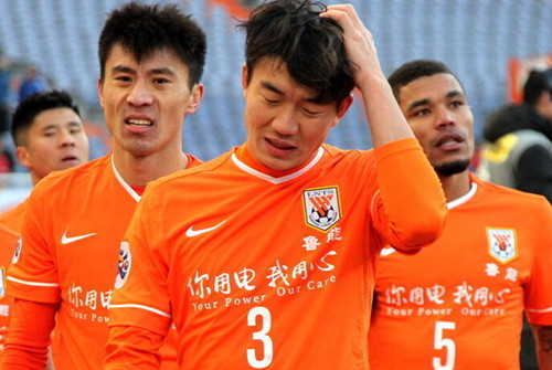 萨勒马克尔斯比赛里与裁判对峙，还被裁判踢了一脚（萨勒马克尔斯赛中与裁判对峙，竟被裁判踢了一脚）