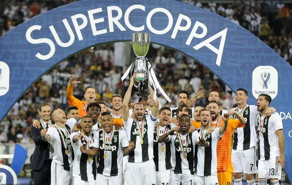 李嗣镕姐弟俩观战足协杯决赛，姐姐晒明媚穿搭，与张稀哲合影（足协杯决赛现场：李嗣镕姐弟看台现身，姐姐晒清新穿搭并与张稀哲合影）