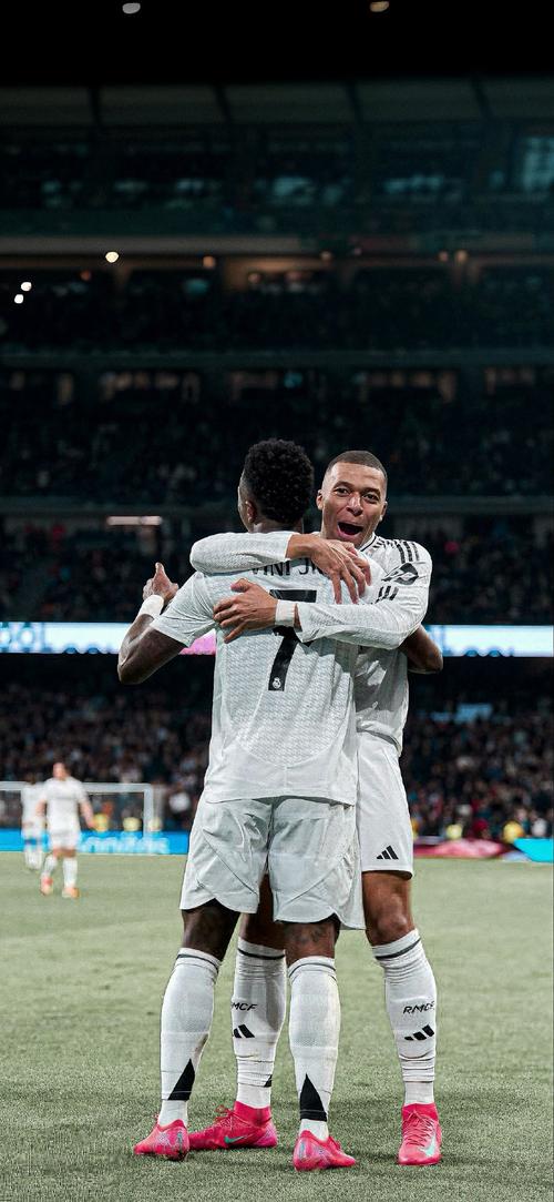 阿森纳以2-0击败布伦特福德，扩大领先优势，巩固争冠地位。（阿森纳2-0力擒布伦特福德，拉大分差稳固争冠优势）