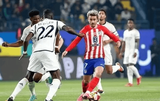 德天空：阿德耶米将参加足球社区活动，作为武器事件的处罚（德天空：阿德耶米因武器事件被罚参与足球公益活动）